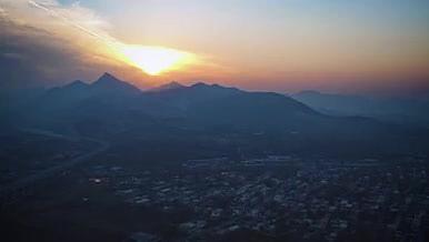 无人机航拍冬季太行山黄昏日落视频的预览图